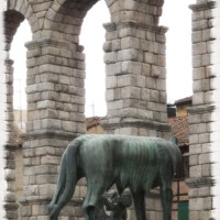 Plaza del Azoguejo Loba Capitolina